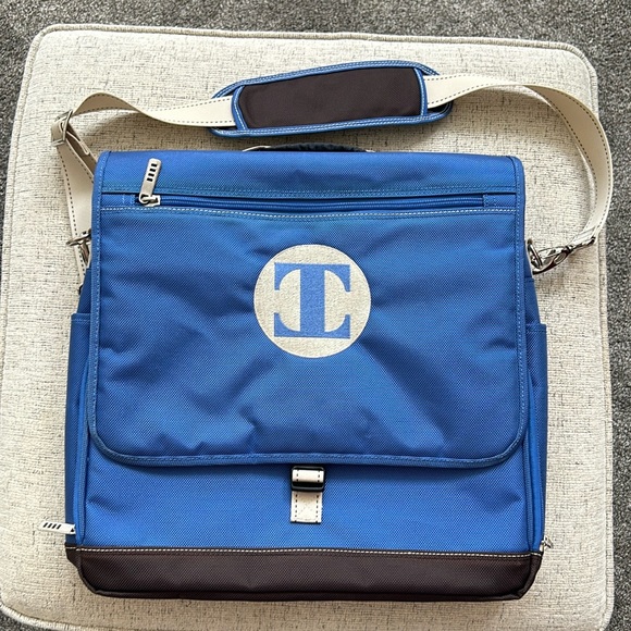 Lands' End Handbags - LANDS’ END Laptop Messenger bag- removable strap- NEW unused